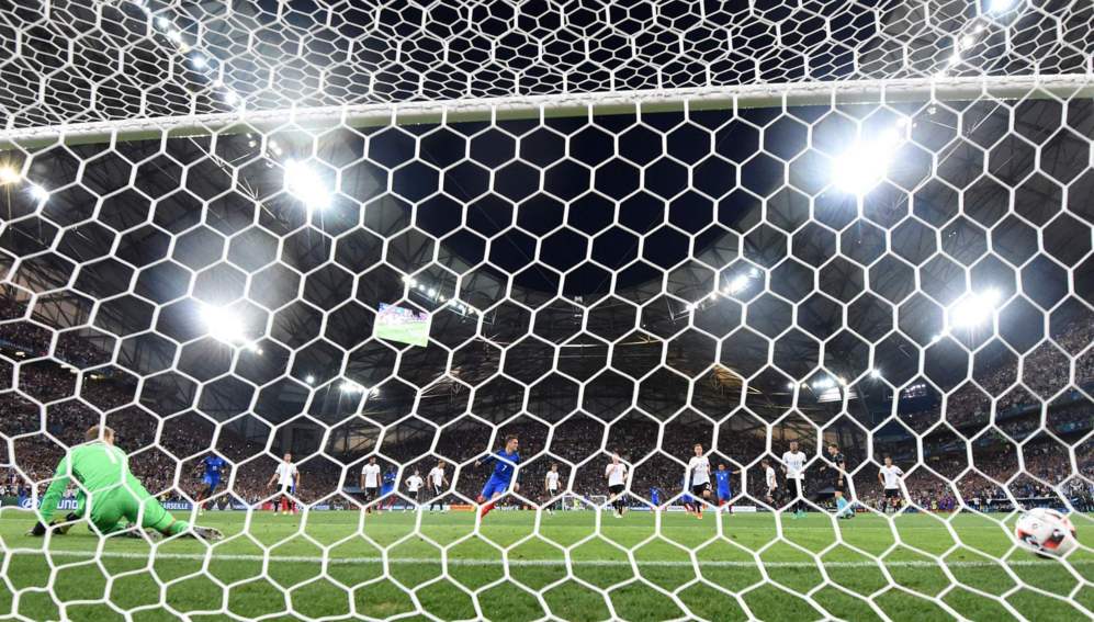 Griezmann adelanta de penalti a Francia en el marcador.
