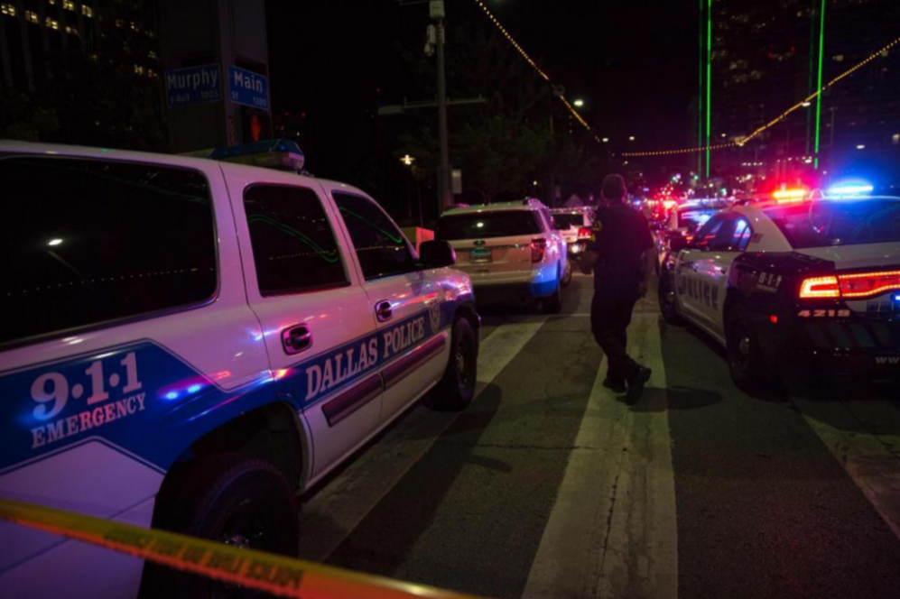 Coches de policía cortan la calle principal de Dallas.