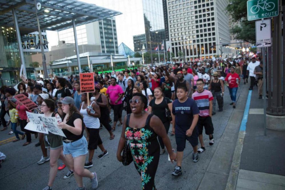 La protesta en las calles de Dallas contra la violencia policial antes...