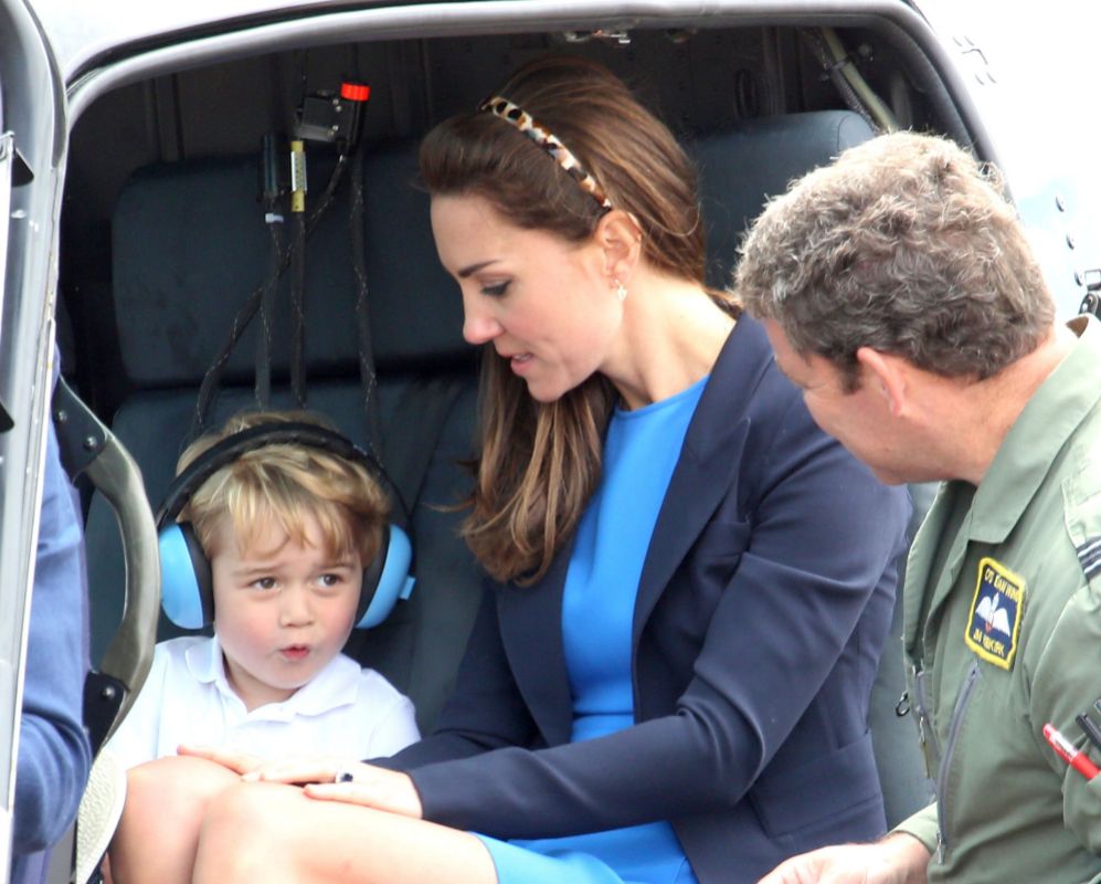 La duquesa de Cambridge junto a su hijo, el prncipe Jorge, durante...