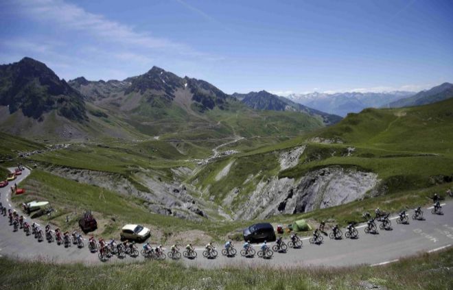 La caravana del Tour de Francia, a su paso por los Pirineos.