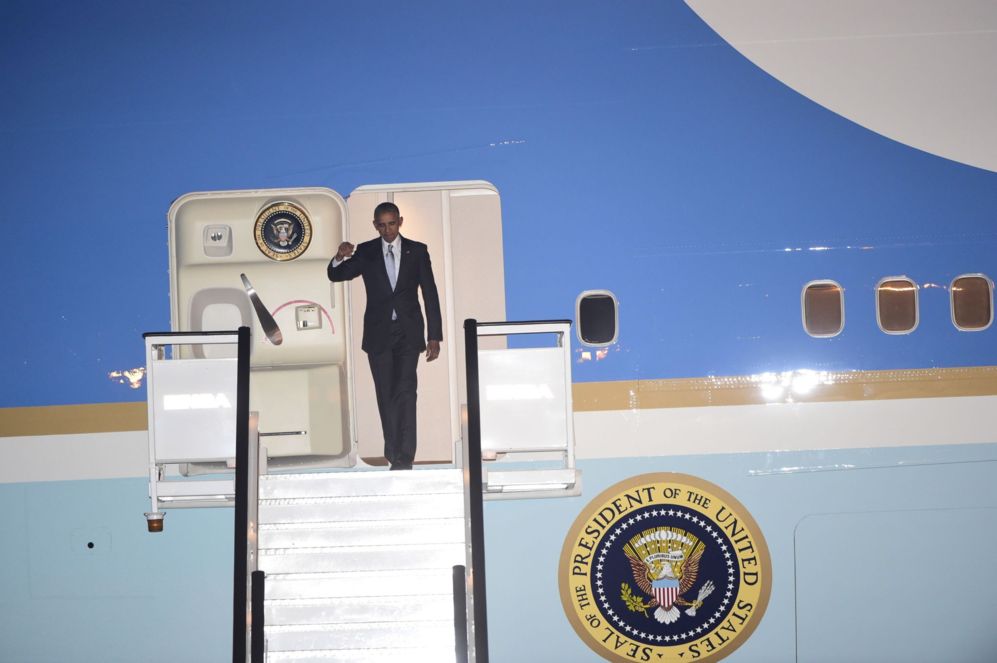 Barack Obama sale del avin nada ms aterrizar en la base de...
