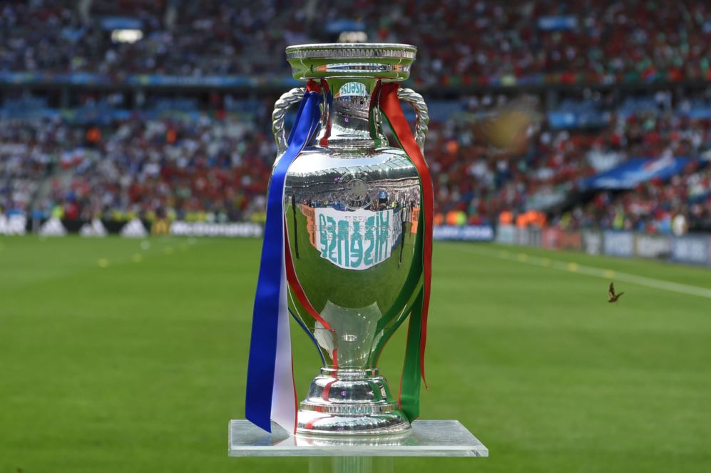 El trofeo de campen de la Eurocopa, antes del inicio de la final...