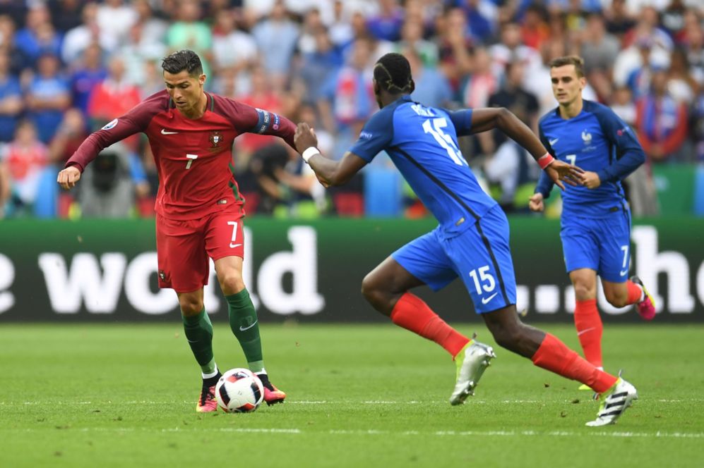 Cristiano Ronaldo controla el baln en presencia de Pogba.