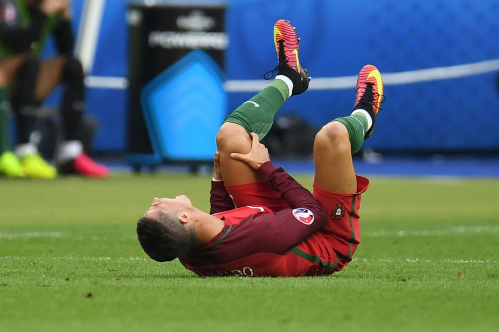 Cristiano Ronaldo cae lesionado en la final de la Eurocopa.