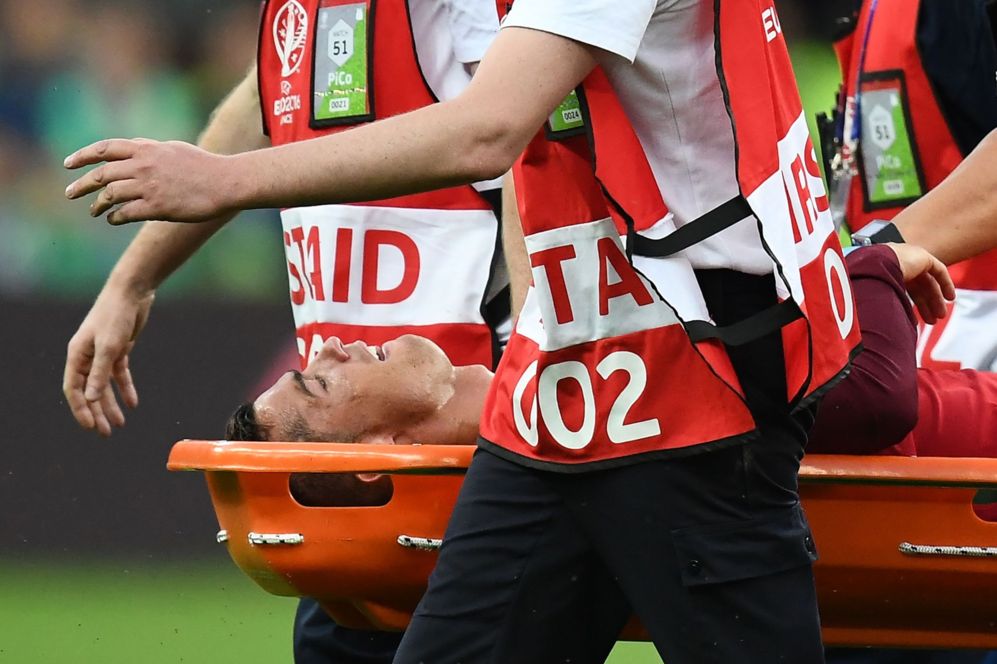 Cristiano Ronaldo se retira lesionado en camilla.