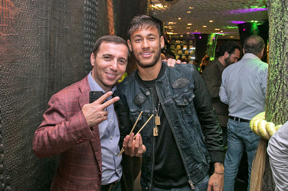 Arman Mayilian con Neymar, durante una de las visitas del jugador a...
