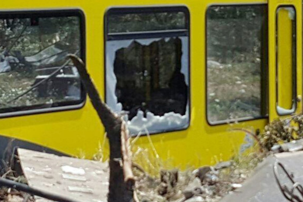 Escombros y restos tras el choque frontal del tren