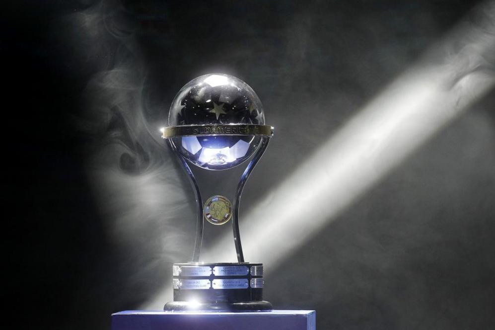Trofeo de la Copa Sudamericana durante el sorteo del torneo de ftbol...