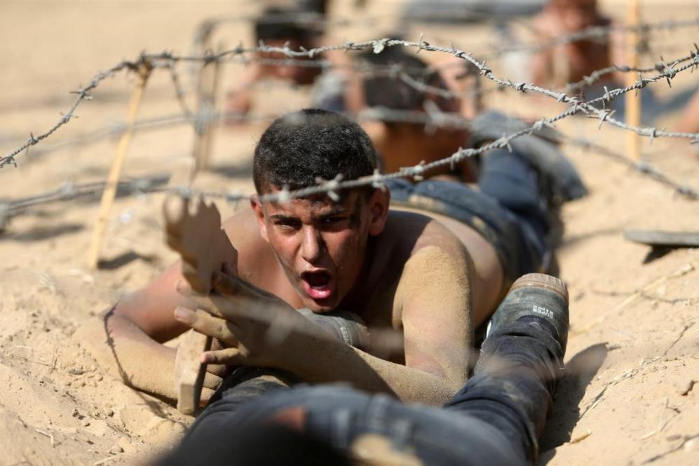 Jvenes palestinos durante ejercicios militares en un campamento de...