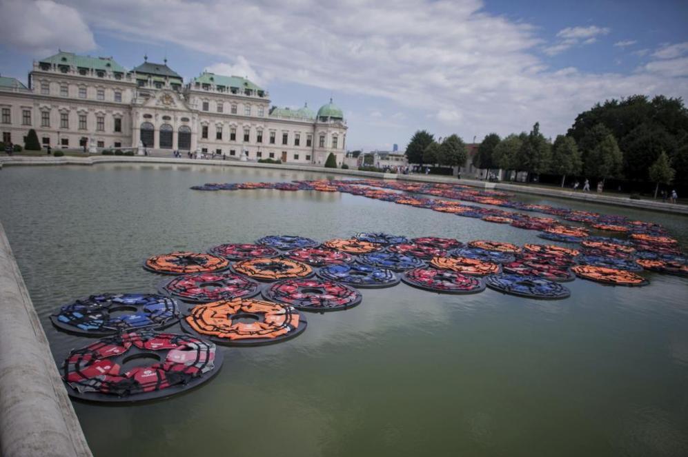 Obra "F Lotus" del artista chino Ai Weiwei ante el Palacio Belvedere...