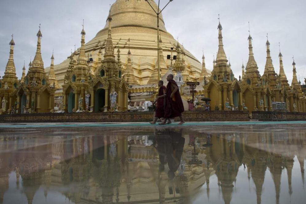 Monjes budistas visitando la histrica pagoda de Shwedagon en Yangon