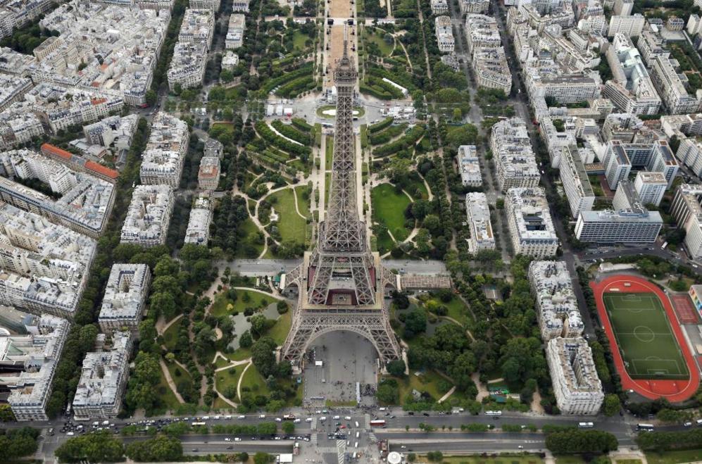 Vista area de la Torre Eiffel en Pars, Francia.
