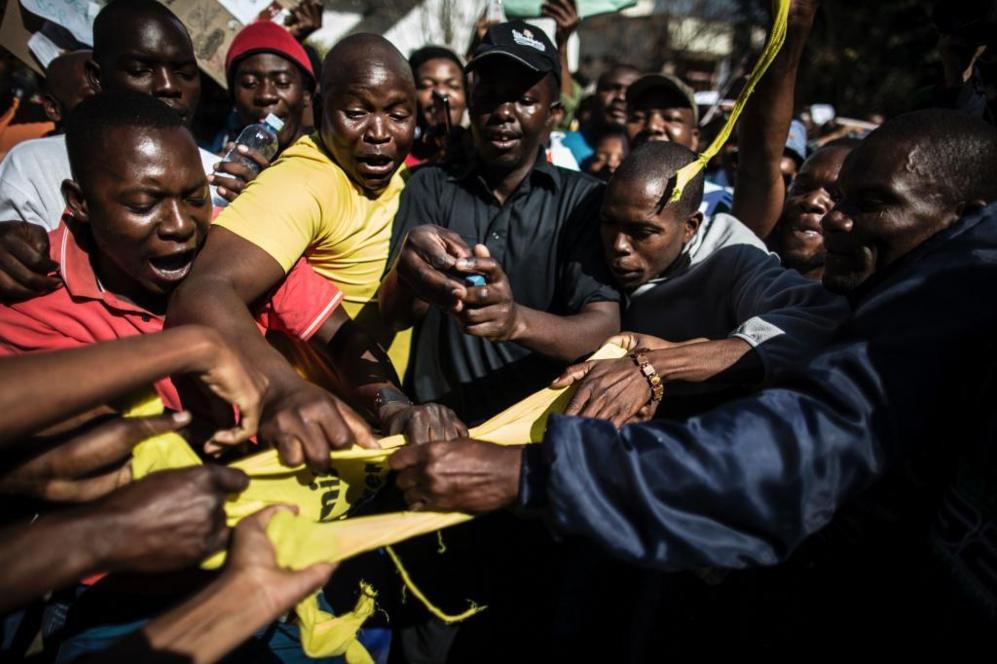 Activistas en Zimbabwe durante un nuevo movimiento de protesta contra...