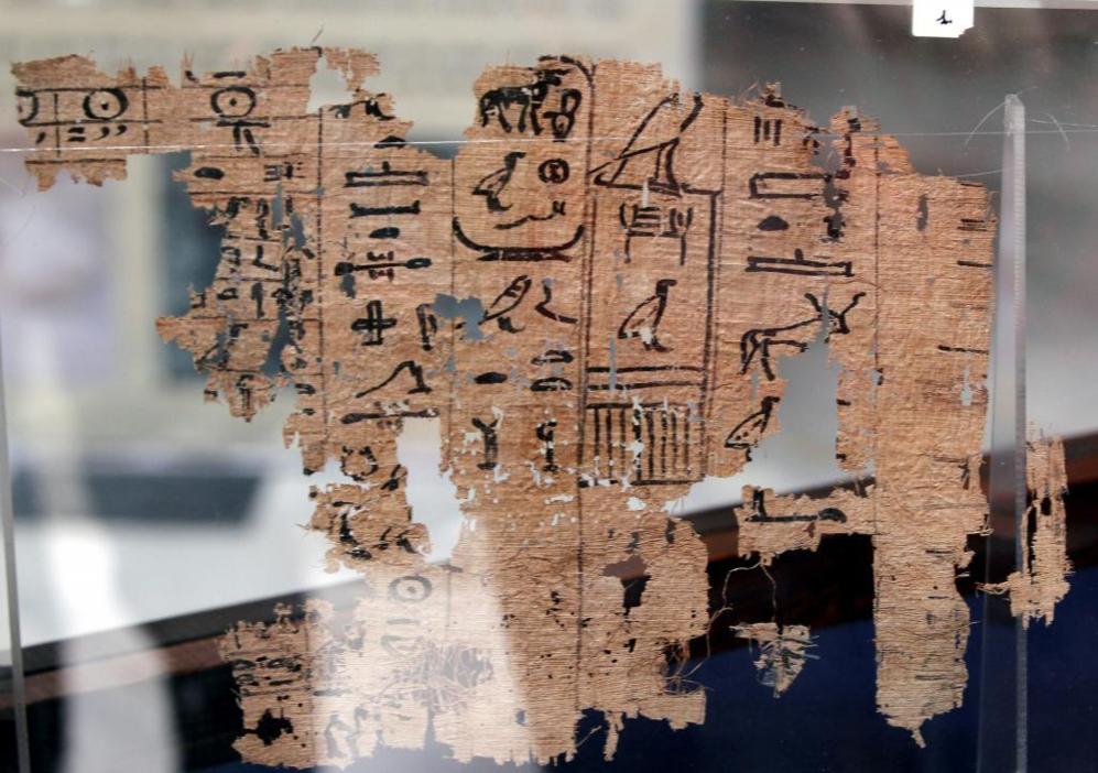 Detalle del papiro del rey Yufu, como parte de la exposicin "Los...