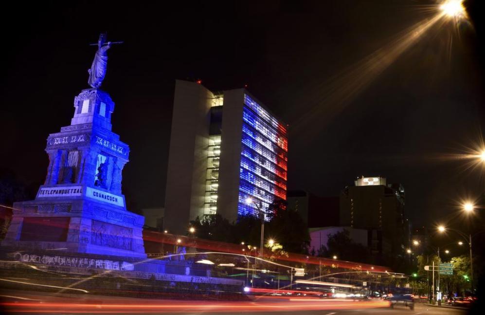 Edificio del Senado en Mxico iluminado con los colores de la bandera...