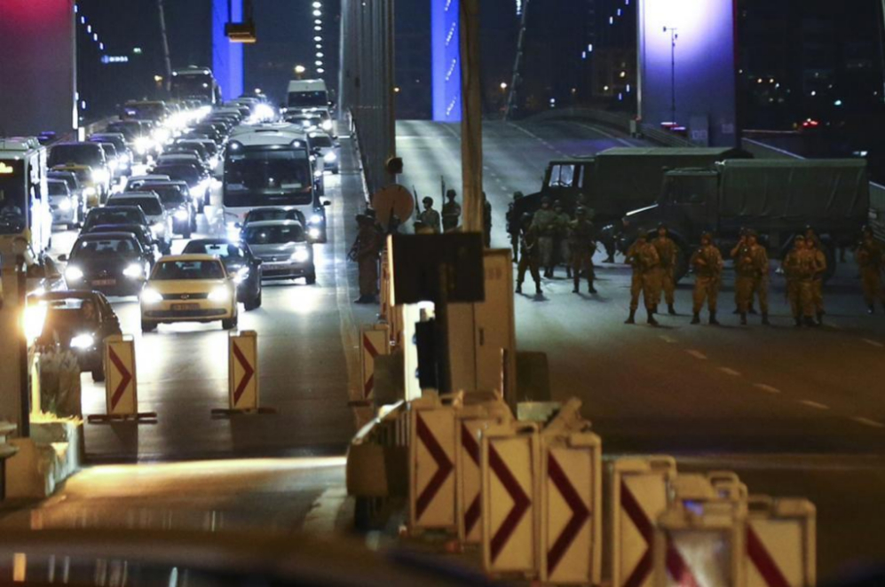 Los militares bloquean el acceso al puente del Bsforo