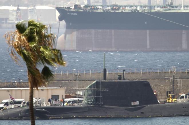 El submarino HMS Ambush, en el puerto de Gibraltar para ser reparado.
