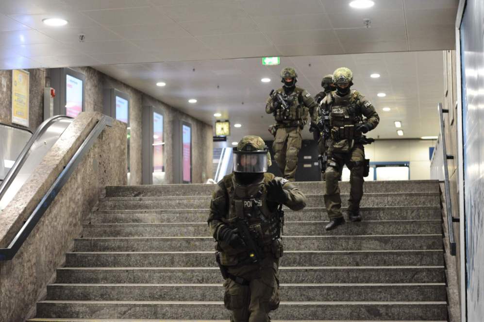 La policía germana, en el interior de la estación de metro cercana...