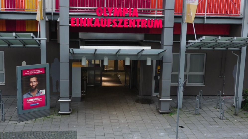 Imagen de la entrada del centro comercial Olympia durante el tiroteo