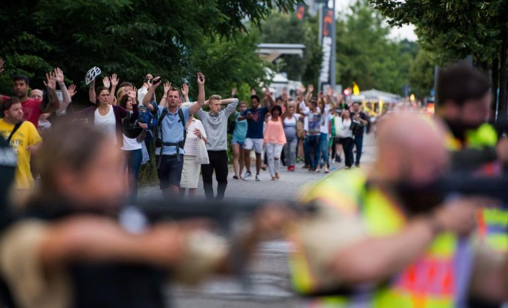 La Policía evacua a la gente del centro comercial de Múnich.