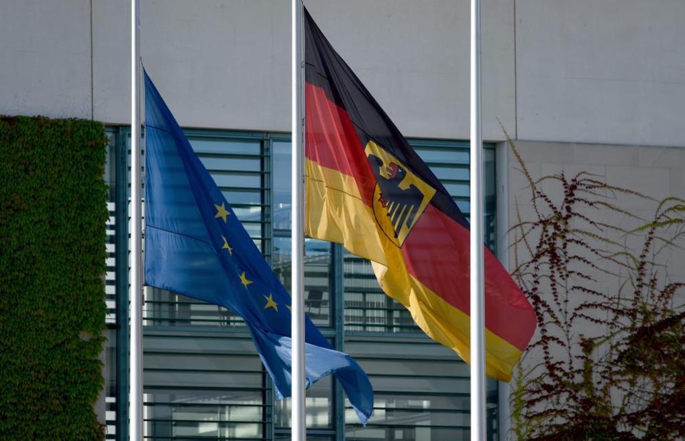 La bandera alemana y la de la Unión Europea ondean a media asta...