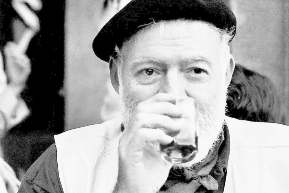 El escritor Enerst Hemingway fotografiado por Canito