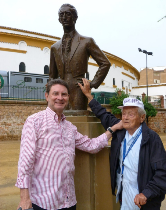 Francisco Cano Canito junto a la estatua homenaje a Manolete en...