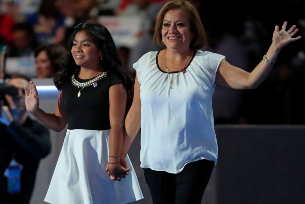Karla y Francisca Ortiz saludan en el escenario de la convencin...