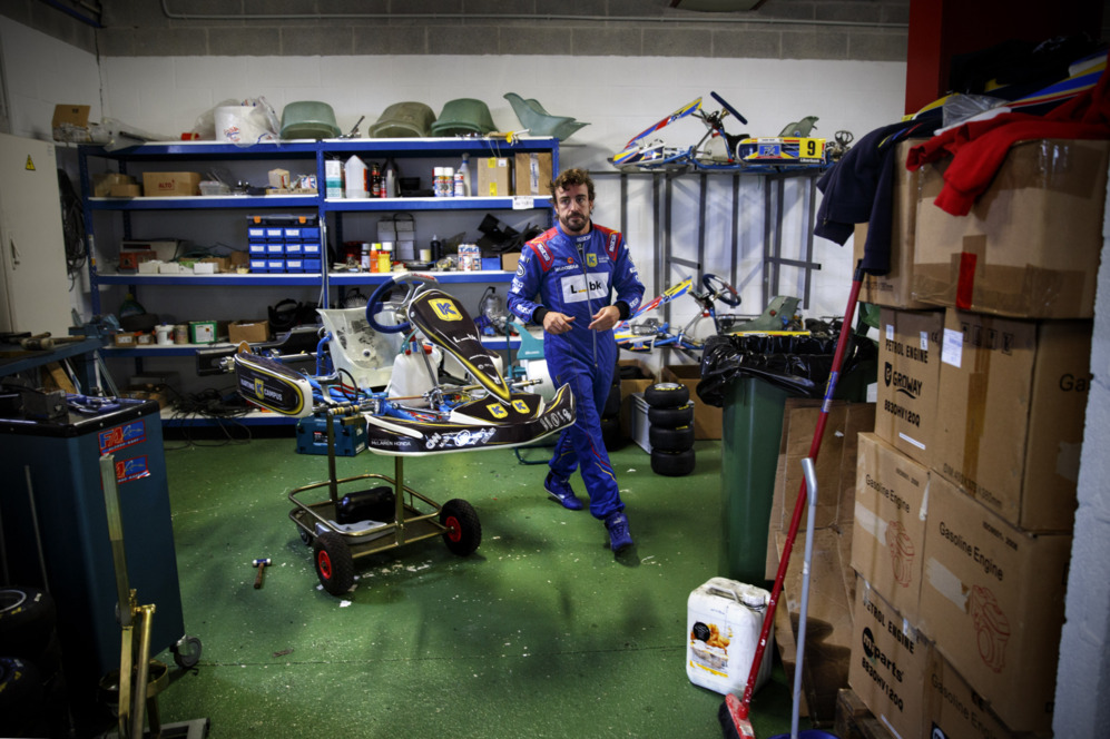 En el taller de su circuito, junto a uno de los karts que l mismo supervisa.