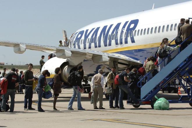 Pasajeros embarcan en un vuelo de Ryanair con destino a Londres en el...
