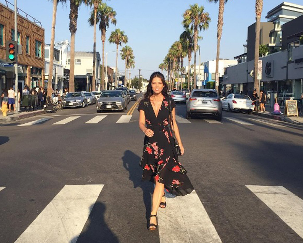 La actriz Juana Acosta, guapa como siempre, paseando por Los Angeles.