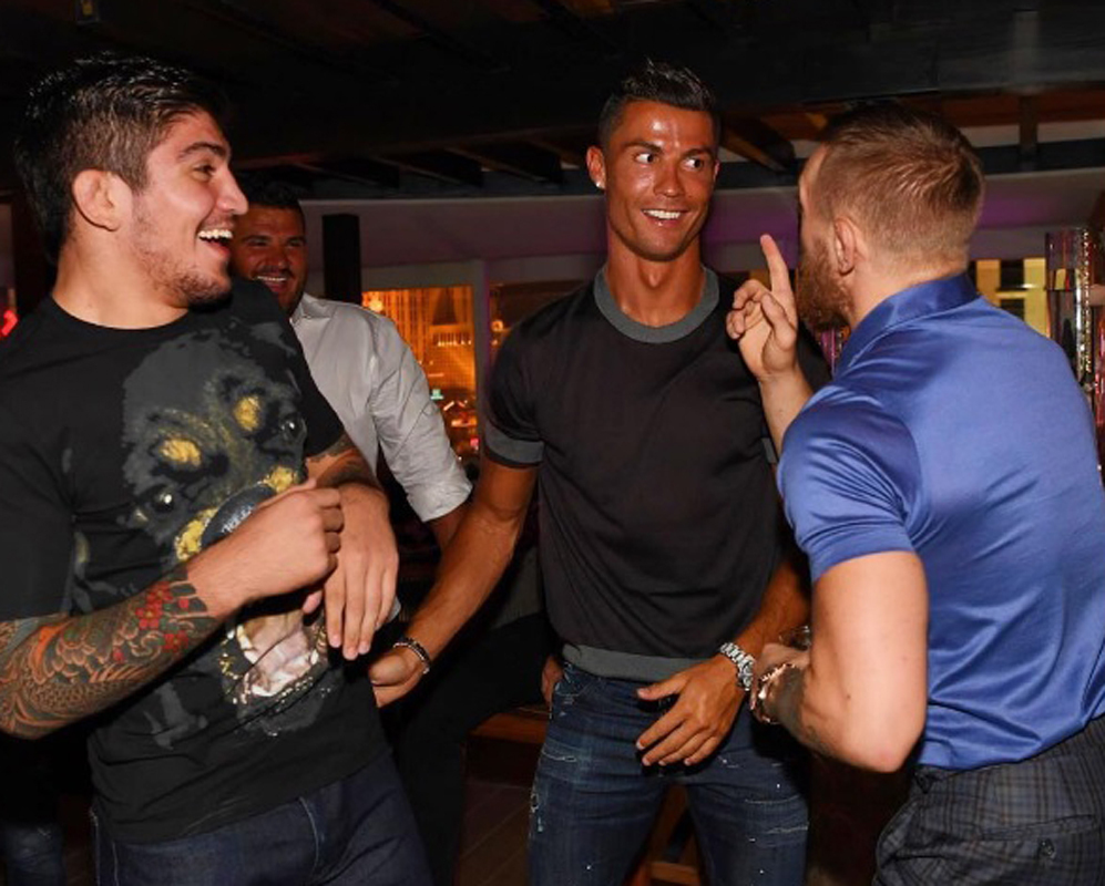 Cristiano Ronaldo pasando un buen momento junto a sus amigos; entre...
