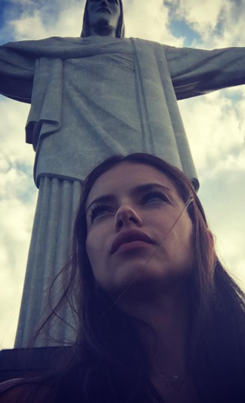 La modelo Adriana Lima, visitando el Cristo Redentor de Rio de...