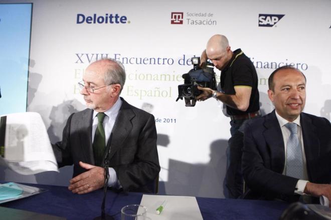 Rodrigo Rato (izqda.) y el socio auditor de Deloitte en Bankia,...