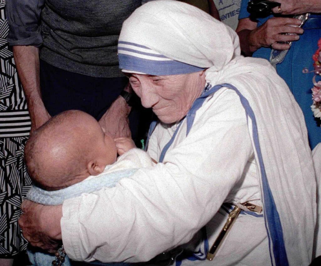 La Madre Teresa de Calcuta sostiene un bebe en Johanesburgo (1988).