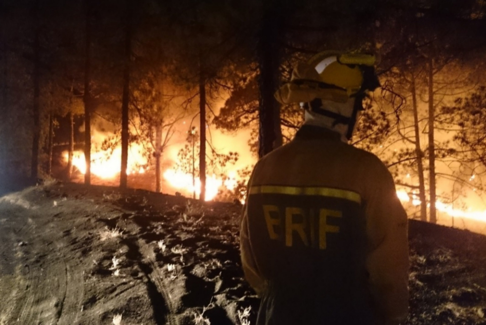 Personal de la Brigada contra Incendios luchando con el fuego en la...