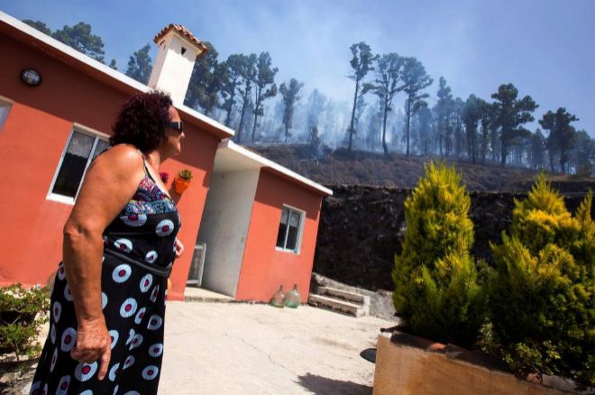 Vecina de Fuencaliente frente al incendio.