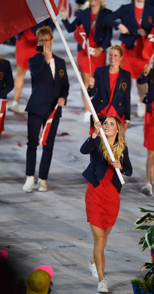 La tenista danesa Caroline Wozniacki llev la bandera de su pas por...
