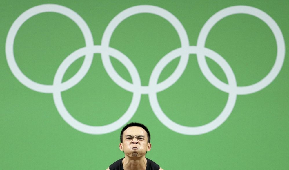 El chino Chi-Chung Tan se prepara para levantar 56 kilos en la final...