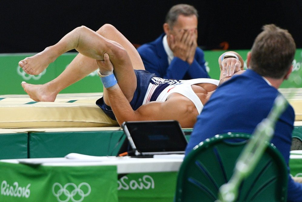 El gimnasta francs Samir Ait Said tras romperse la pierna durante la...