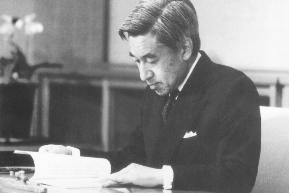 El Emperador Akihito leyendo unos documentos en el palacio Imperial de...