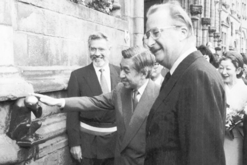 Akihito junto al rey Belga, durante su visita a Blgica