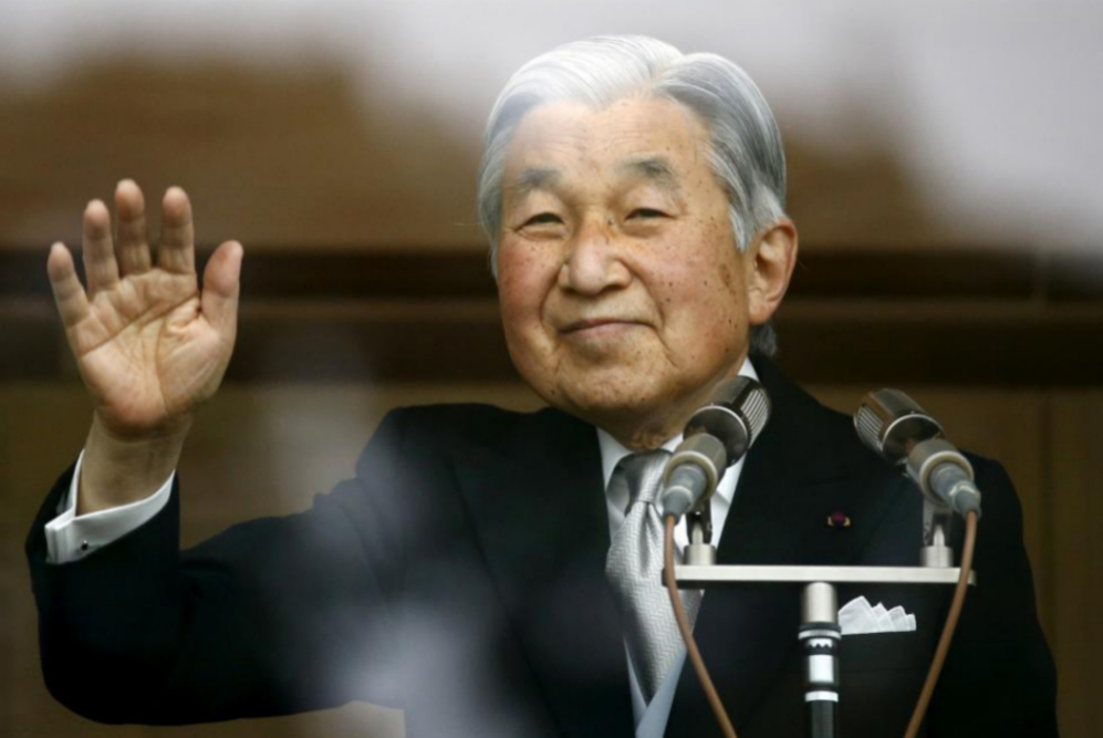 El emperador Akihito saluda desde el Placio Imperial en su 82...