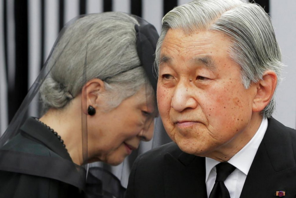 Akihito junto a la emperatriz Michiko durante el funeral el Prncipe...