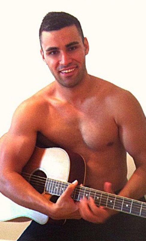 Pita Taufatoufa tambin sabe tocar la guitarra.
