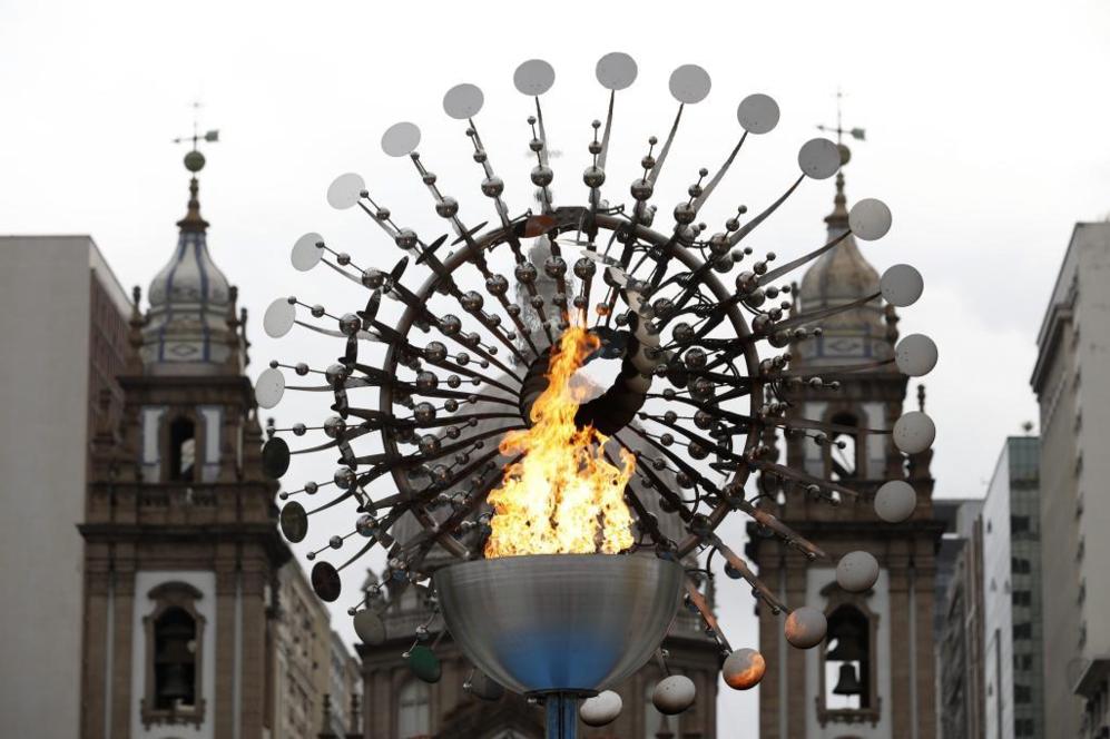 La Llama Olmpica en el caldero frente a la iglesia de Nuestra...