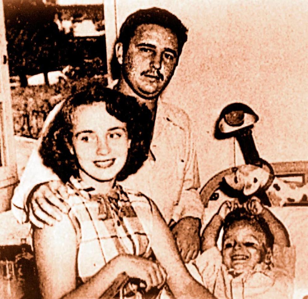 La foto data de 1950. En ella se ve a un joven Fidel Castro, junto a...