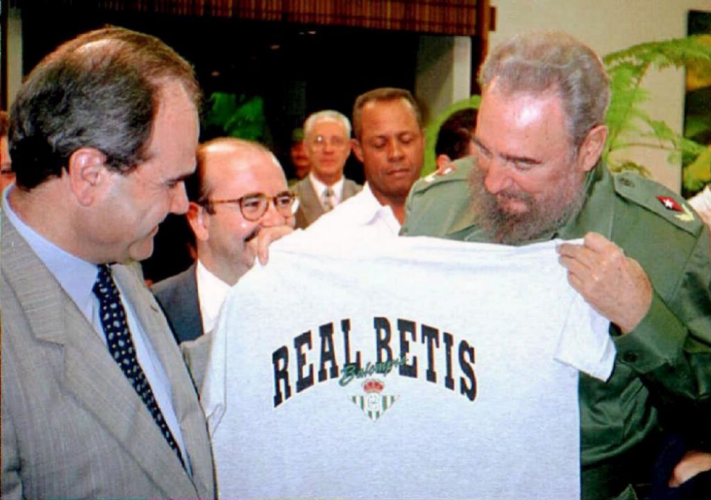 Fidel Castro, con la camiseta del Betis.