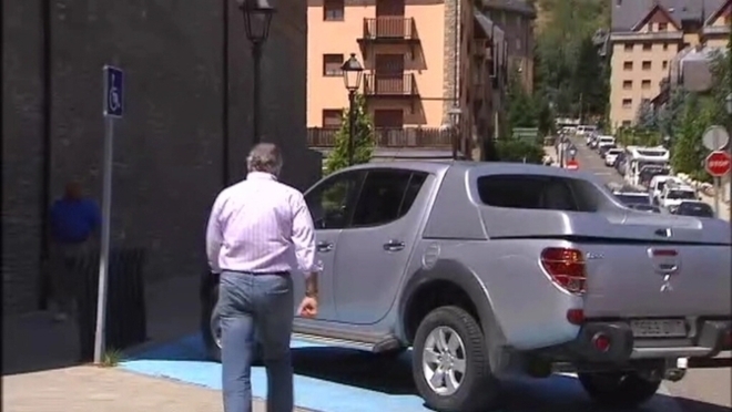 Luis Brcenas recoge su coche, aparcado en una plaza para...